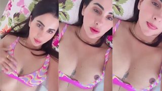Model Meetii Kalher Mastrubating with Vibrator On Bed New