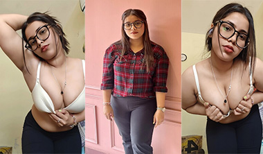 Sexy Chasmish Busty Indian Babe Showing & Fucking